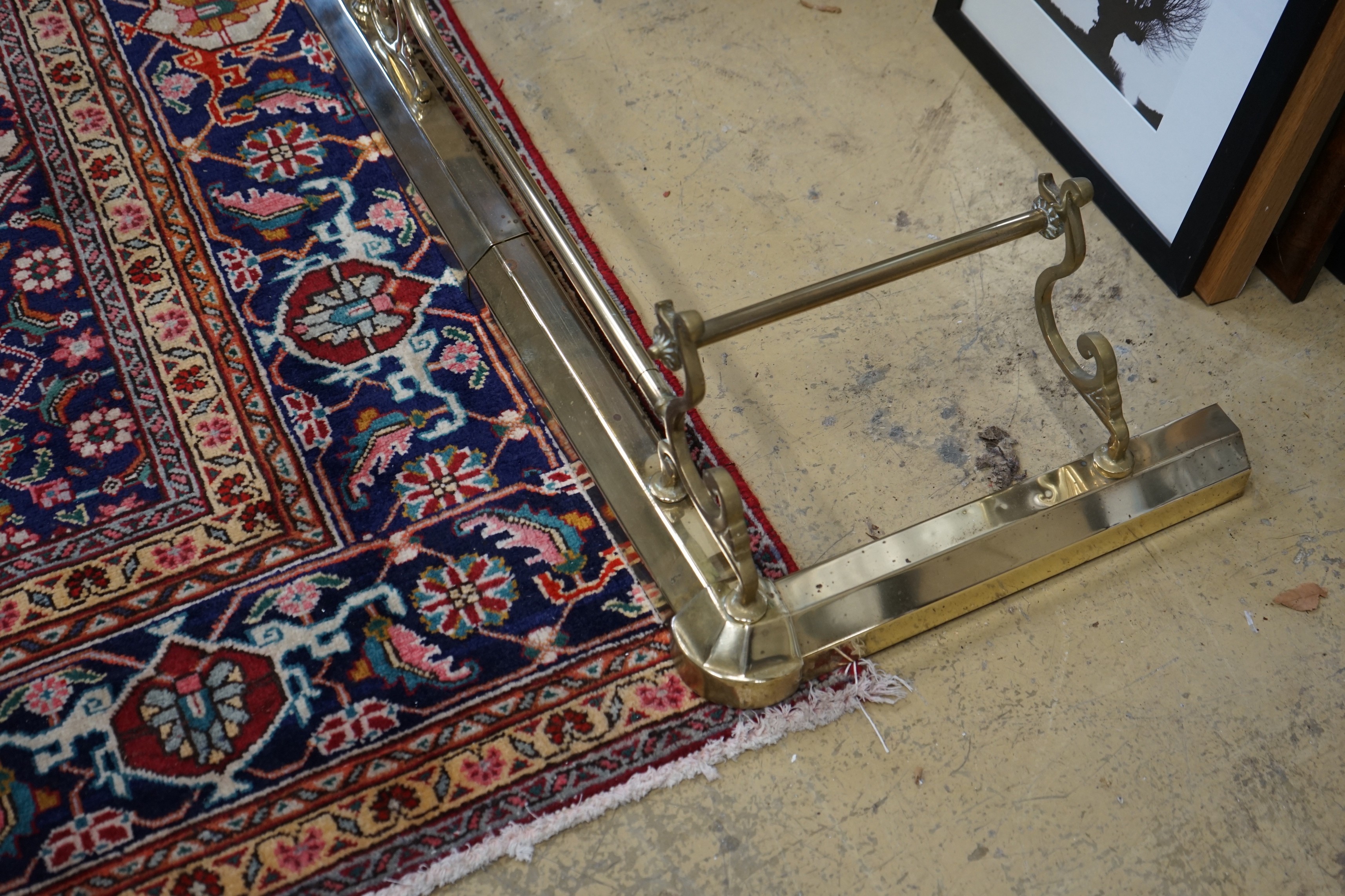 An Edwardian telescopic brass fender